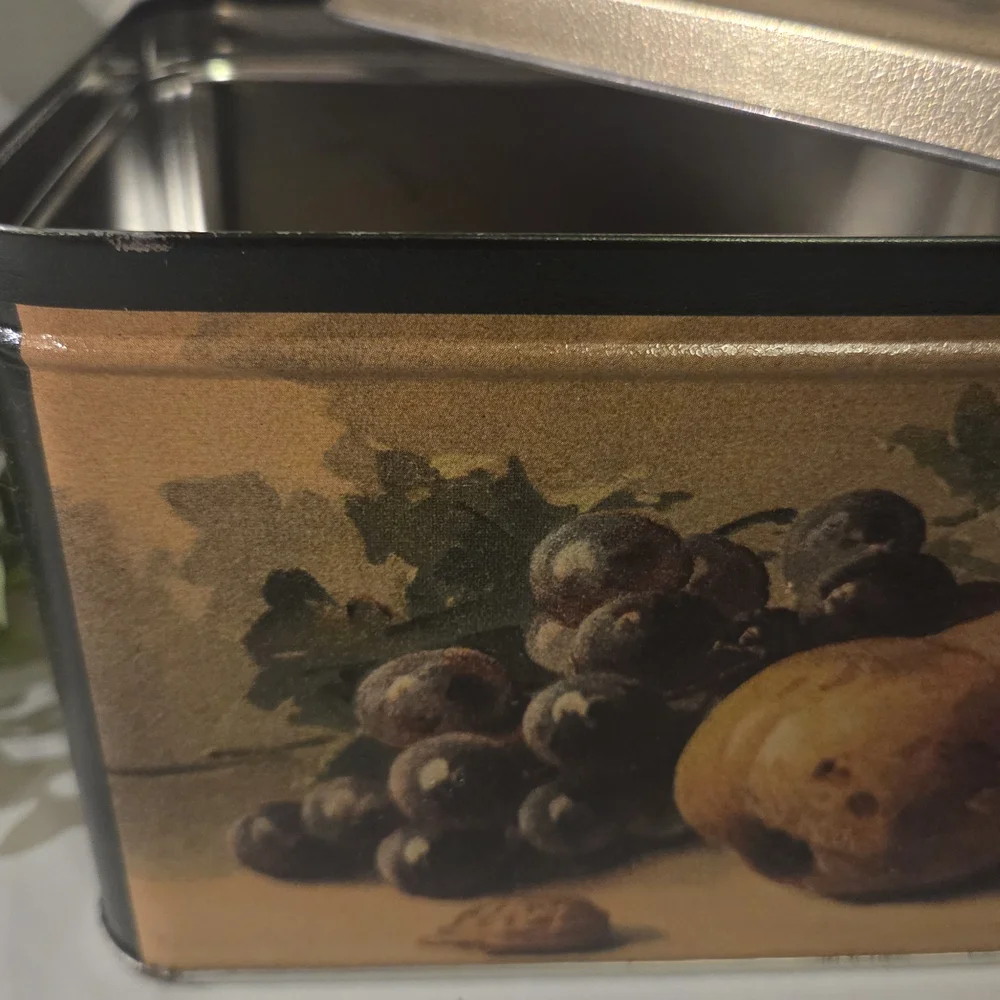 Vintage Decor Tin – Because Plastic Containers Are Boring